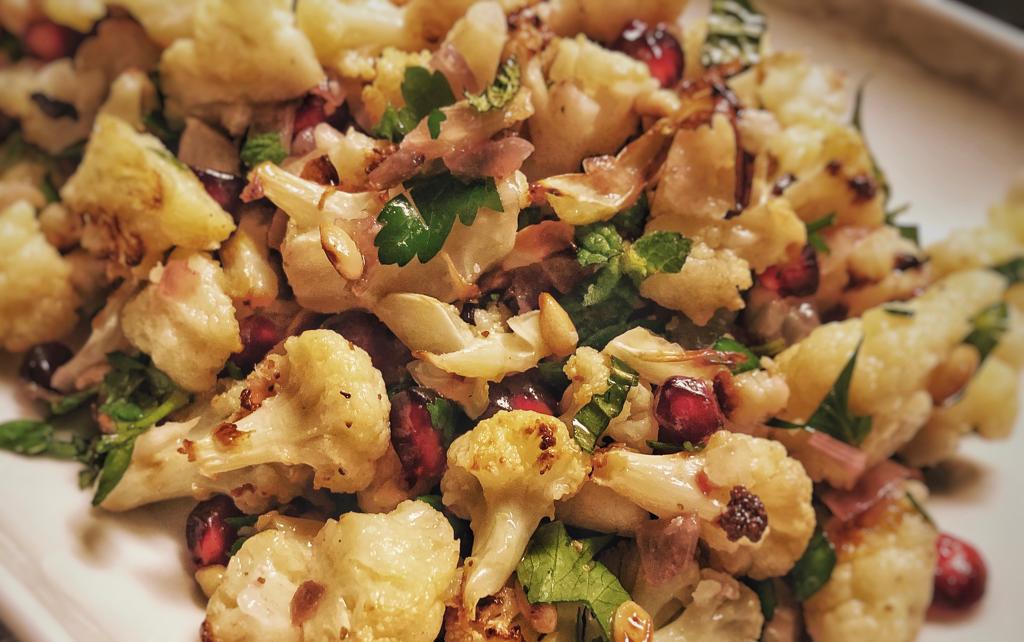Σαλάτα με Ψητό Κουνουπίδι, Blue Cheese, Μυρωδικά και Ρόδι
