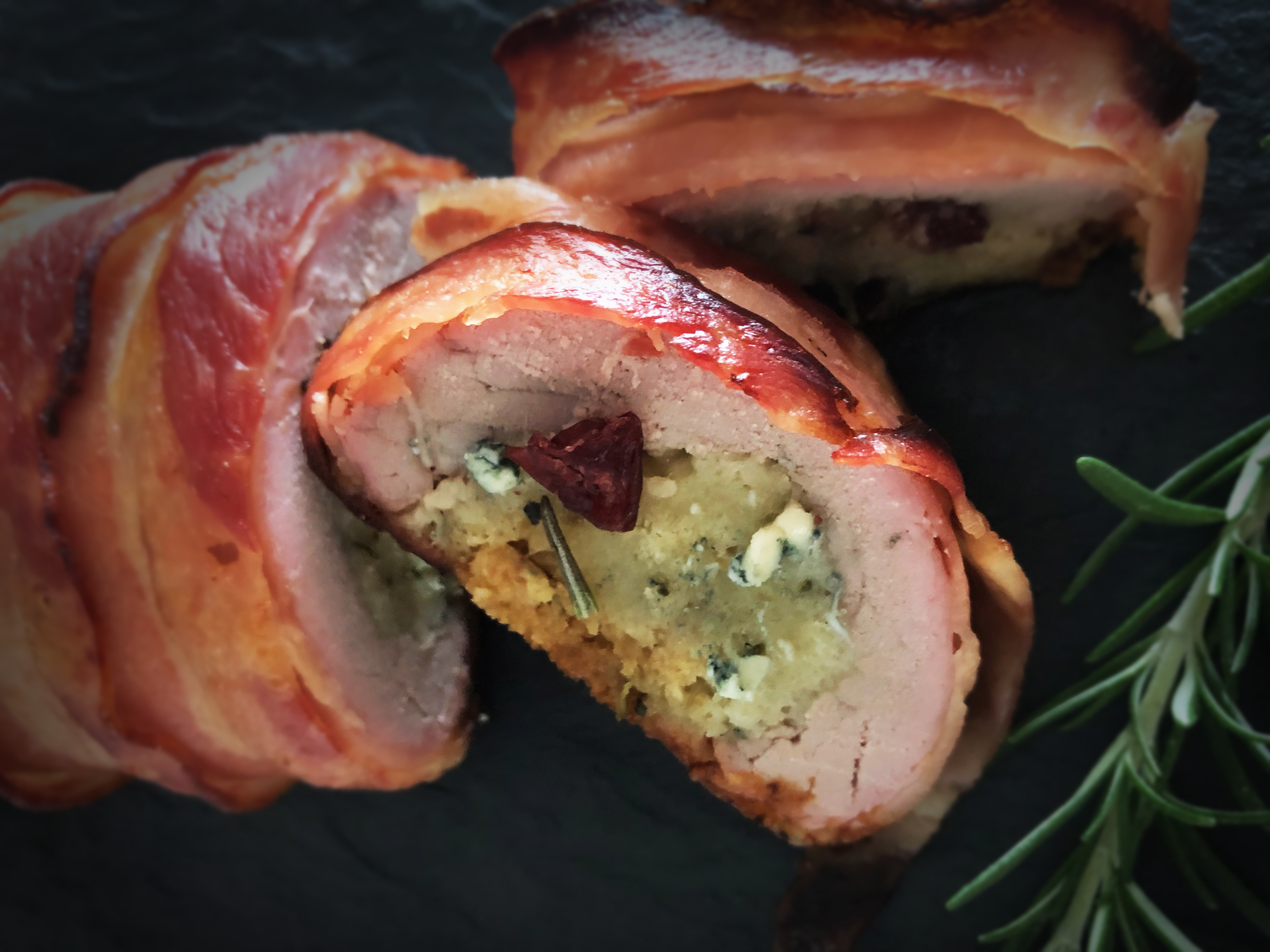 Φιλέτο Χοιρινό Ρολό με Μπέικον και Γέμιση Blue Cheese