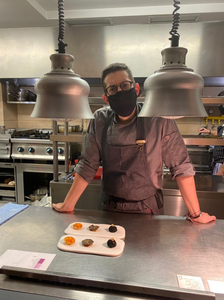 Ο chef Αλέξανδρος Τσιοτίνης στην κουζίνα του CTC