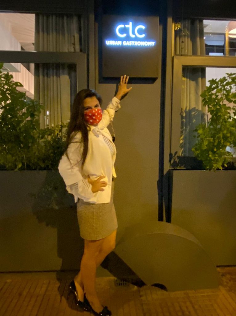 Η Μαρία Τριτάρη έξω από το εστιατόριο CTC