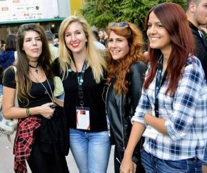Η Κωνσταντίνα Μπεθάνη (2η από αριστερά) με τη θηλυκή δύναμη της Tenebra Studios